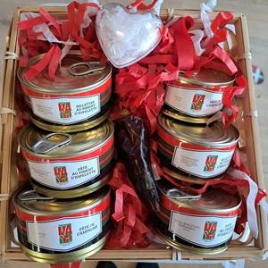 Corbeille cadeau remplis de conserves