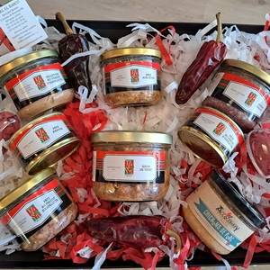 Corbeille cadeau remplis de conserves et bocaux