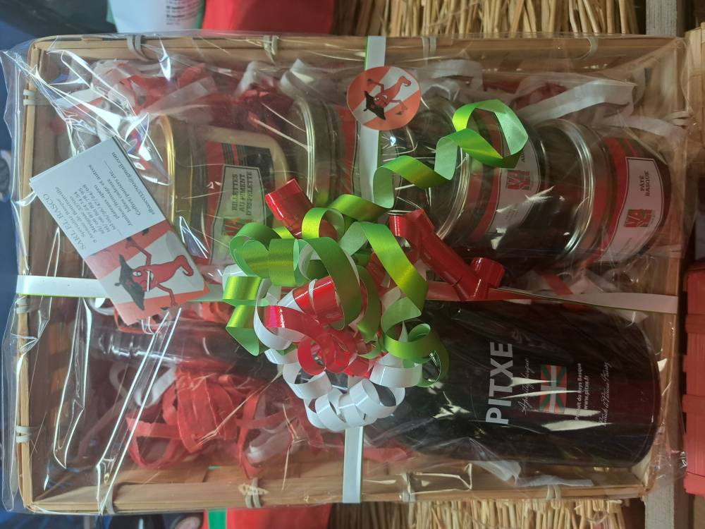 Corbeille cadeau garnie